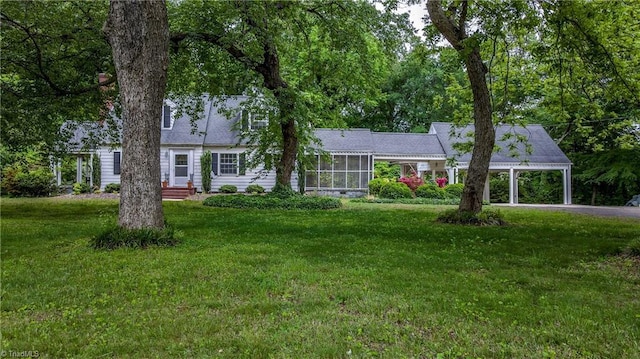 view of front facade with a front yard and driveway