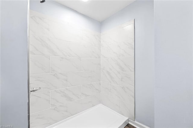 full bathroom featuring a tile shower