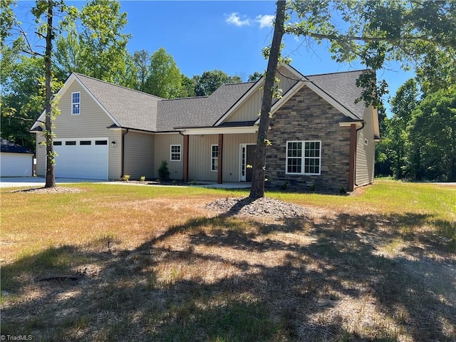 view of front of home featuring a front lawn