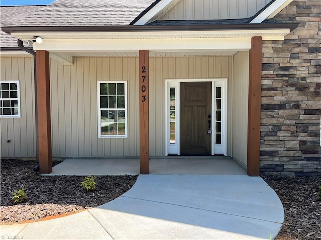 entrance to property featuring covered porch