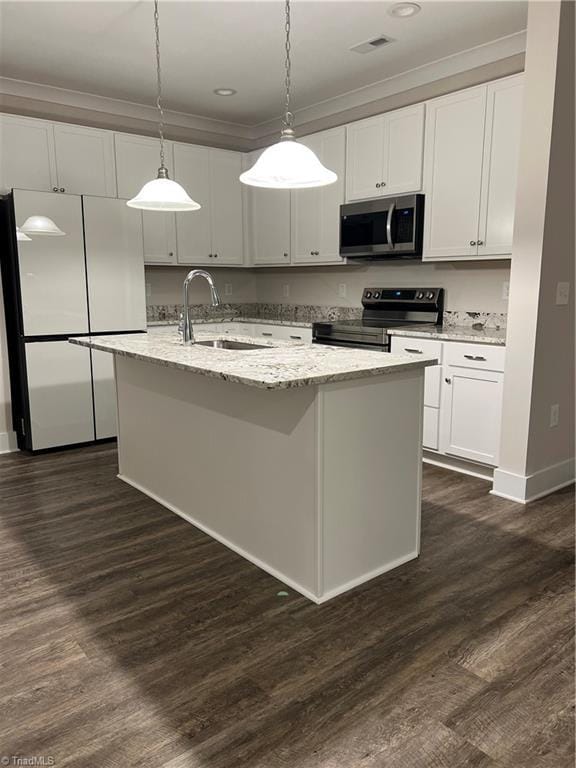 kitchen featuring visible vents, an island with sink, a sink, stainless steel appliances, and dark wood-style flooring