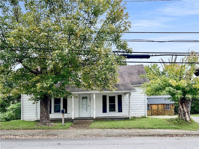 view of front of house featuring a front yard