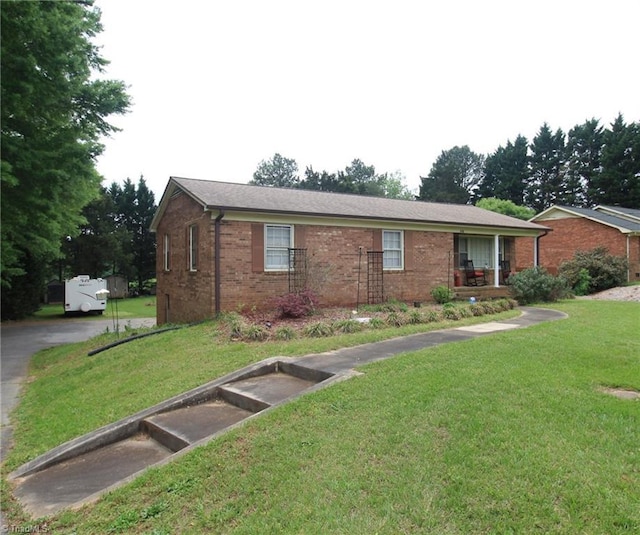 ranch-style house featuring a front yard