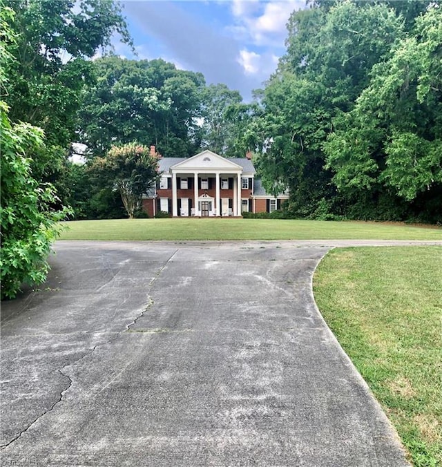 view of front of property featuring a front yard