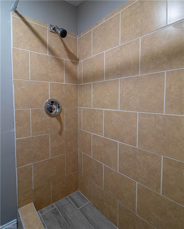 bathroom featuring a tile shower