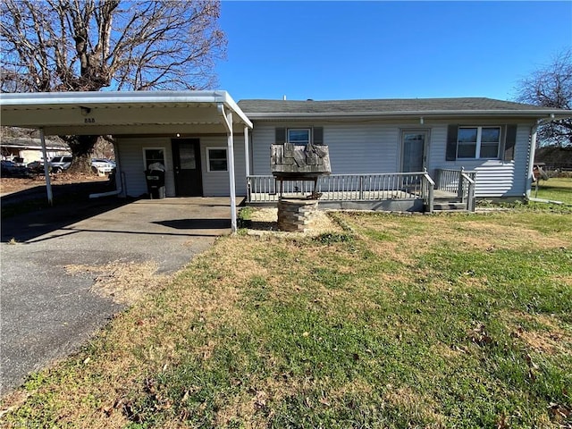 view of front of property featuring a carport and a front yard