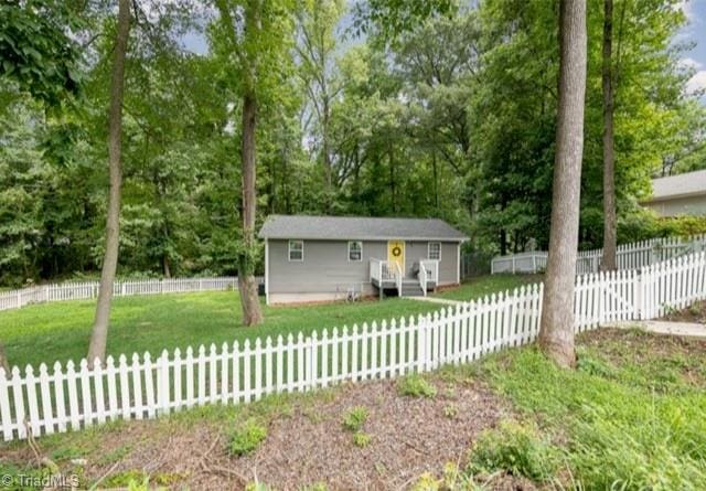 ranch-style house with a front yard