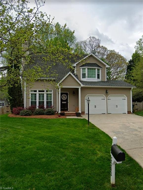 view of front facade with a front yard