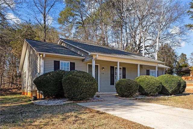 view of front of home featuring a front lawn