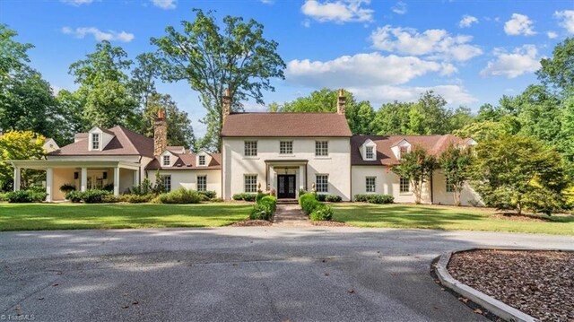 view of front of house featuring a front lawn