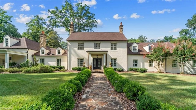 view of front of property featuring a front yard