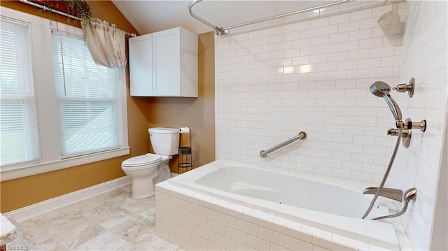 full bath with baseboards, toilet, and vaulted ceiling