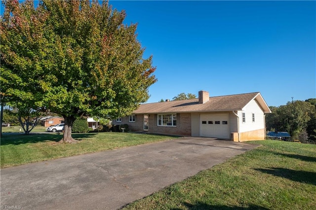 view of front facade featuring a front yard and a garage