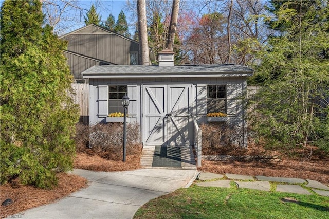 view of outdoor structure with an outbuilding