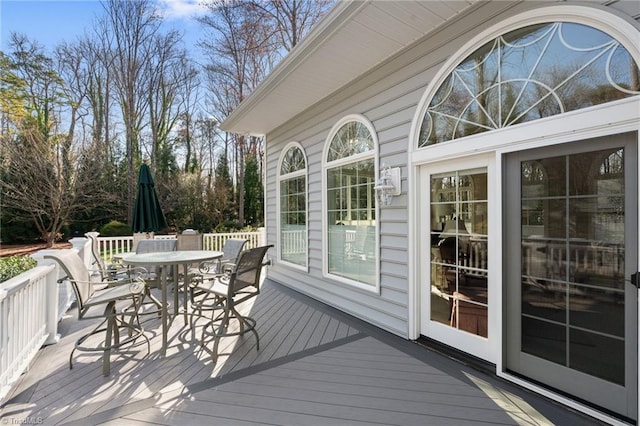 deck with outdoor dining space