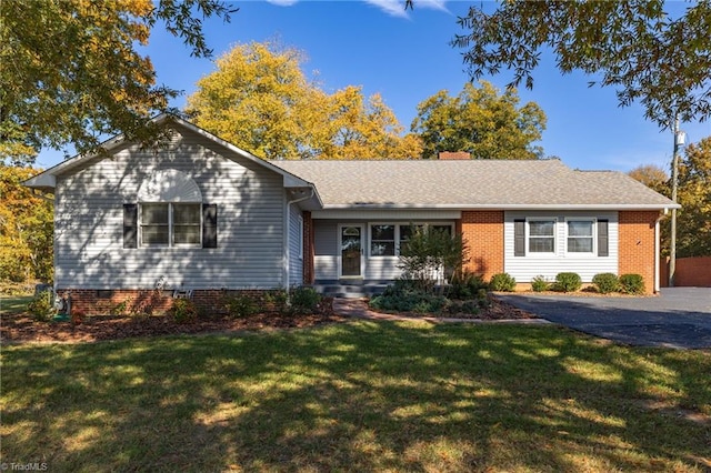 ranch-style home featuring a front lawn