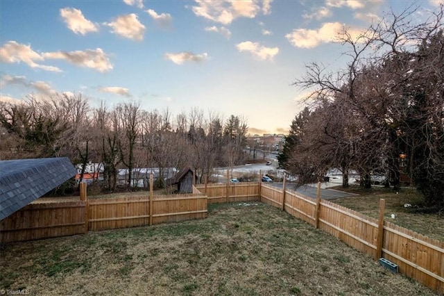 view of yard at dusk