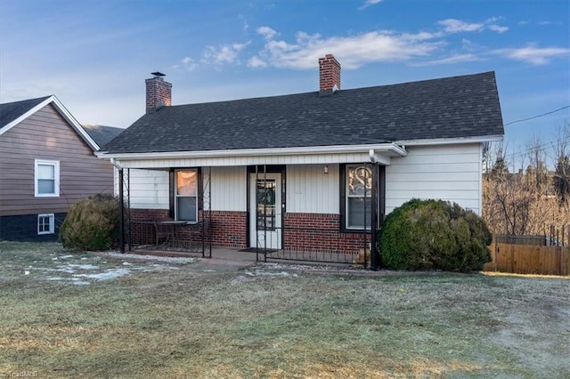 view of front facade featuring covered porch and a front yard