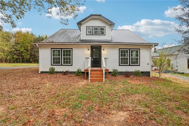 view of front of property featuring a front yard