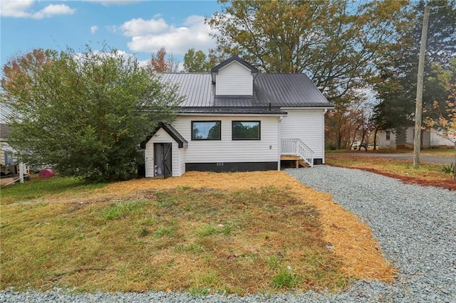 view of front of home featuring a front yard