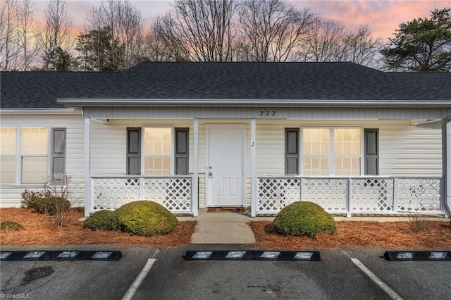 single story home with covered porch