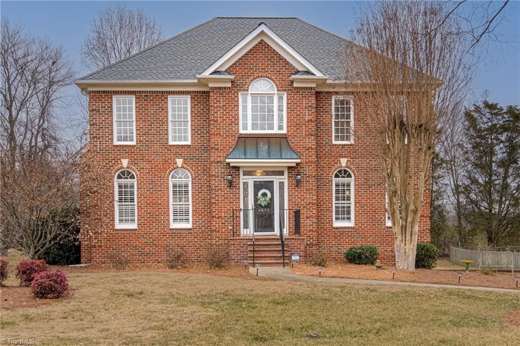 view of front of property featuring a front lawn