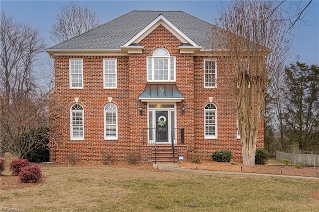 view of front of property featuring a front lawn