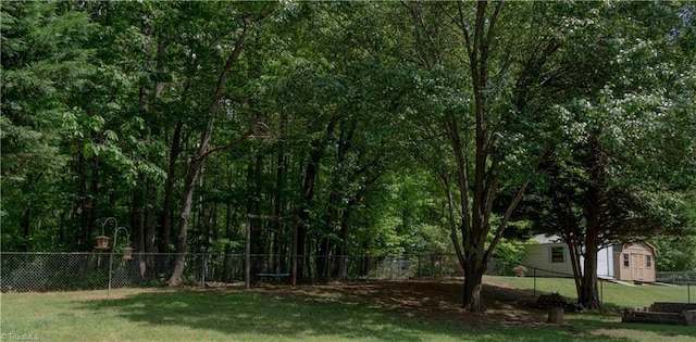 view of yard featuring an outbuilding