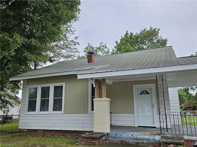 view of front of property featuring a porch