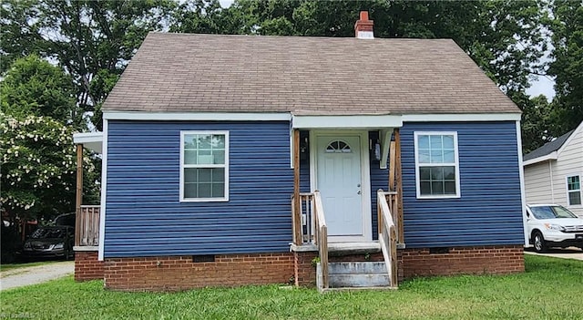 view of front facade featuring a front yard