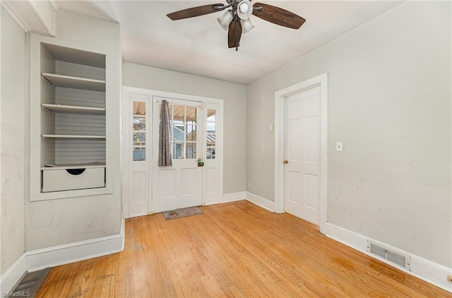 foyer entrance featuring light hardwood / wood-style floors and ceiling fan