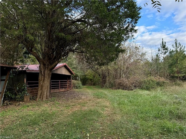 view of yard with an outdoor structure