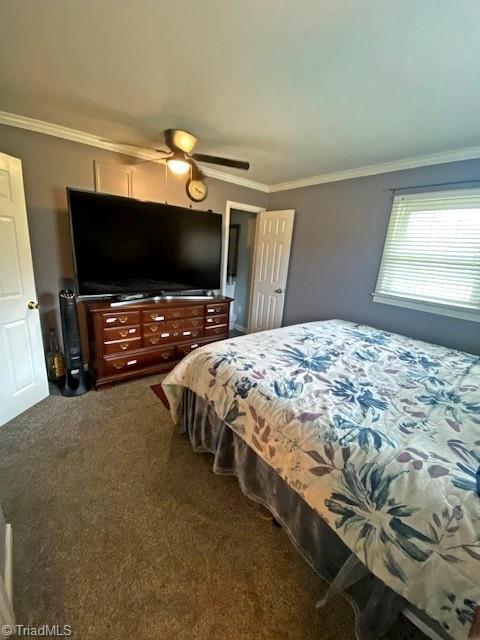 bedroom with crown molding, carpet flooring, and a ceiling fan