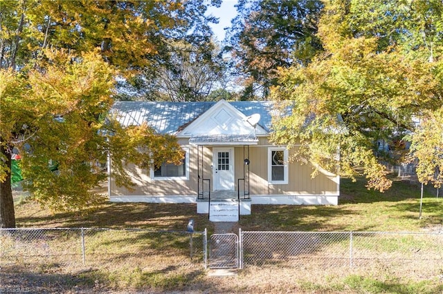 view of front facade featuring a front lawn