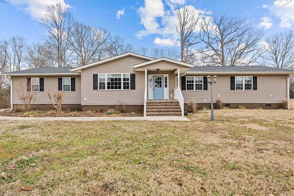 ranch-style home featuring a front lawn