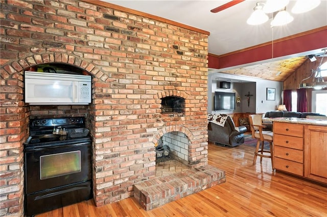 kitchen with crown molding, black / electric stove, light hardwood / wood-style floors, lofted ceiling, and ceiling fan