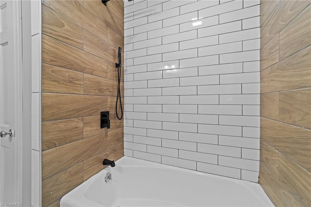 bathroom with tiled shower / bath