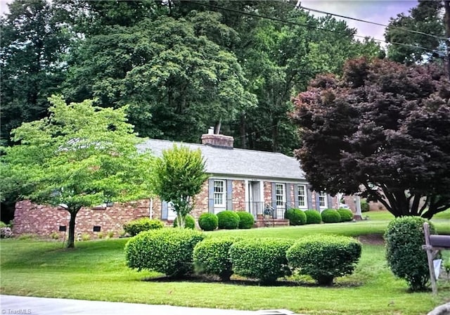 view of front facade featuring a front lawn