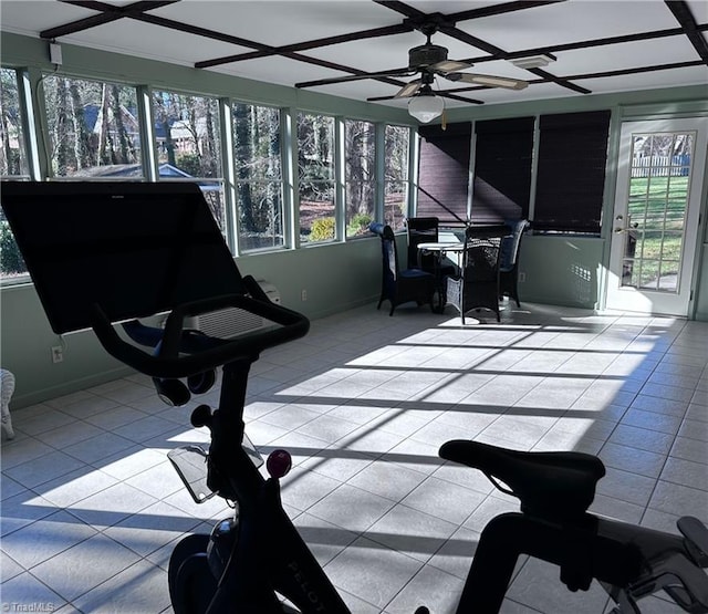 sunroom with ceiling fan