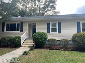 view of front of home featuring a front yard