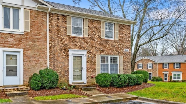 view of front facade featuring a front yard