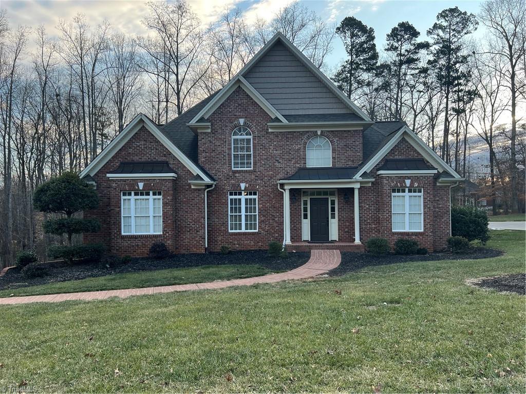 view of front of property featuring a front yard