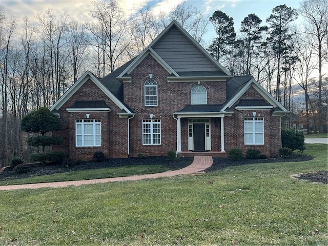 view of front of house featuring a front lawn