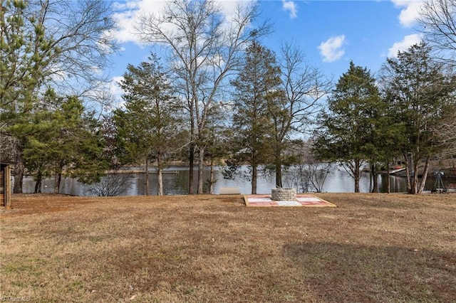 view of yard featuring a water view