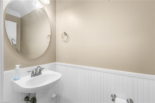 5119 Spiral Wood Dr, Clemmons, NC 27012 - bathroom with a wainscoted wall