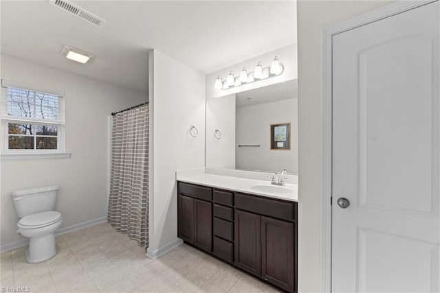 bathroom with a shower with curtain, vanity, and toilet