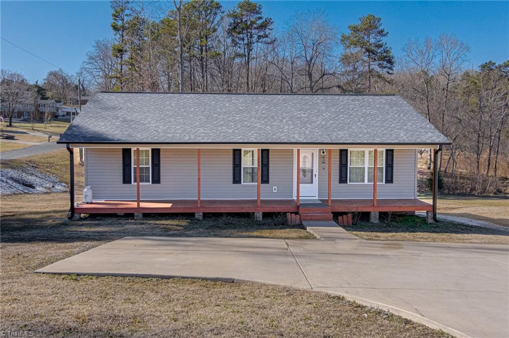 view of front of property featuring a front yard and a porch