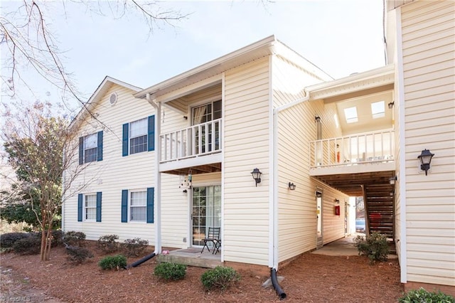 view of front of house with a balcony