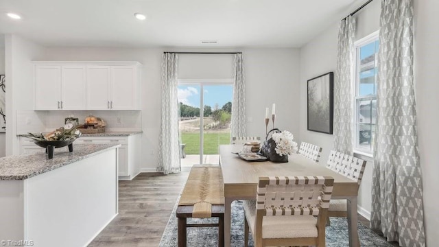 dining area with baseboards, visible vents, light wood-style floors, and recessed lighting