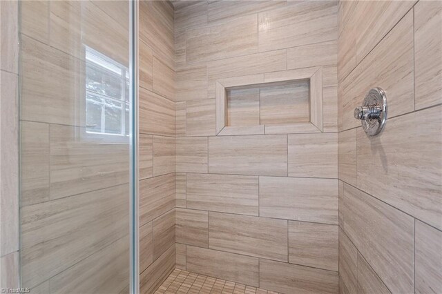 1732 Edgewood Ave, Burlington, NC 27215 - full bath featuring tiled shower